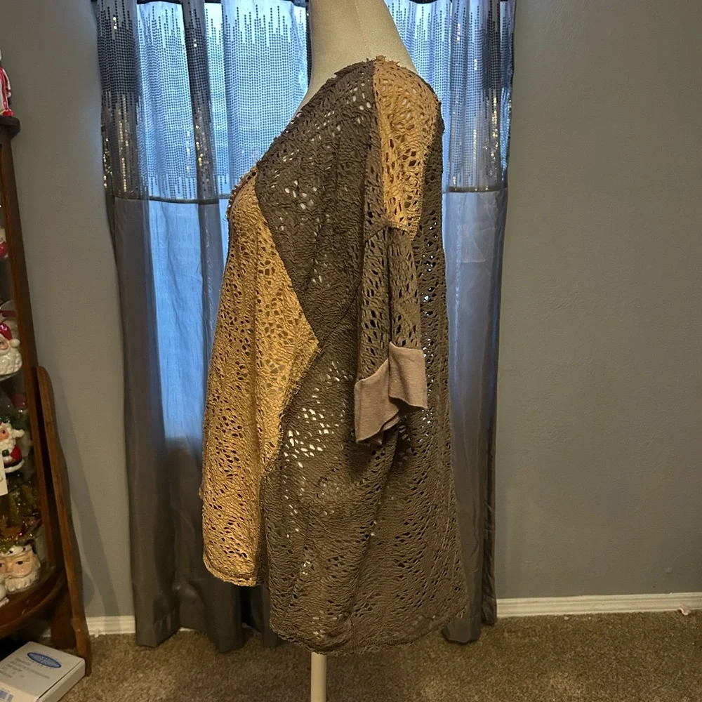 Mystree Two-Tone Crochet Short Sleeve Top in Tan and Brown - Picture 4 of 7